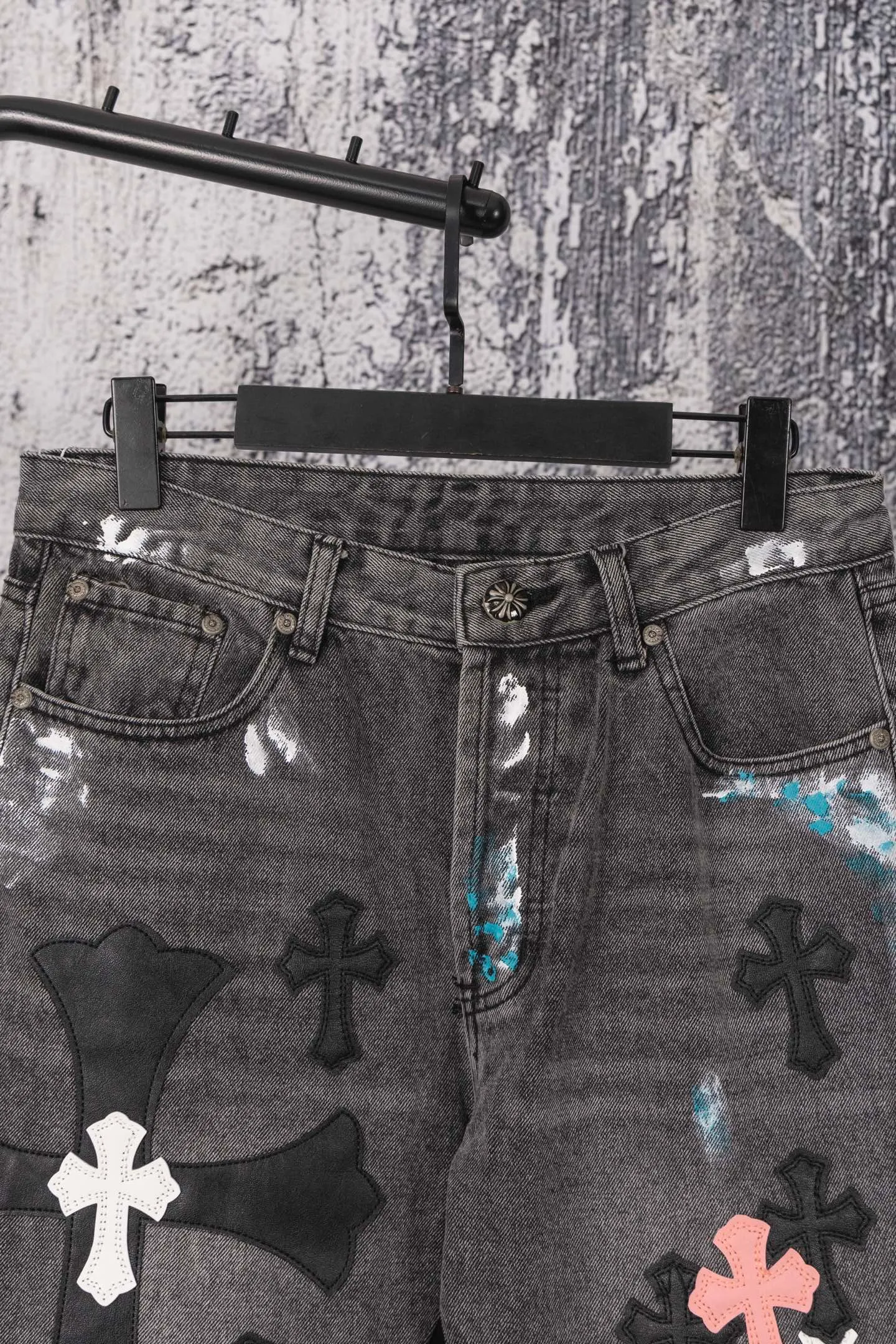 P330 CH Chromehearts colorful spliced ​​cross patch leather retro hand-painted splash-ink jeans, counter price 34W level, patch cross flower embellishment, washed jeans! ! An absolutely high-end luxury product, a 1.9W-level god-level single product, a super popular product, made by top heavy industry, a magic weapon that cannot be missed! [About Zangyin] This is an extremely luxurious fashion brand that can also be called the aristocracy of the high street. It has always been an exclusive brand for some hipsters or rich second generations. Compared with ordinary high streets, it is more luxurious and noble. Compared with luxury brands, it is more fashionable and individual. It has always been a brand that I have a special liking for. [Top heavy industry fashion design] Consistently high-street luxury style. Speaking of this style, the Zangyin family and GU family are definitely the leading representative brands. Especially the Zangyin family has really achieved a state-of-the-art effect in creating high-street style. The unique washed material is used to create this style. The color system is already quite eye-catching. After it is decorated with patchwork cross flowers, it cleverly highlights the charm of the brand. Secondly, this style uses classic The high-waist cutting design highlights the long legs and fashionable temperament of the upper body. The brand is highly recognizable and the slim fit configuration is more suitable for daily wear. It is a product that interprets personality, fashion, and specifications at a glance. This single product is enough to make any fan excited. It can be a white T-shirt for a youthful college style, or a tight suspender for a royal style. It has strong matching ability and can be easily controlled by men.  [Materials and craftsmanship] Needless to say, this point goes without saying. As an excellent craftsman brand, Zangyin’s requirements for details and craftsmanship are really perfect. The washed color of this model has gone through so many processes, not to mention the embellishment of denim appliques. It is also purely hand-made and sewn. Just like what they believe in, only hand-made things have soul and have the meaning of wear. A top-notch heavy-duty fashionable denim item, I look forward to your perfect interpretation! !  Color: black gray Size: 28-36